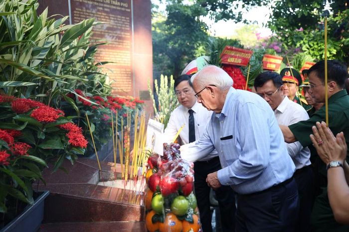 Ông Robert A. Connor - cựu binh Mỹ, thắp hương viếng cố Tổng Bí thư Trần Phú tại Công viên Lê Thị Riêng.