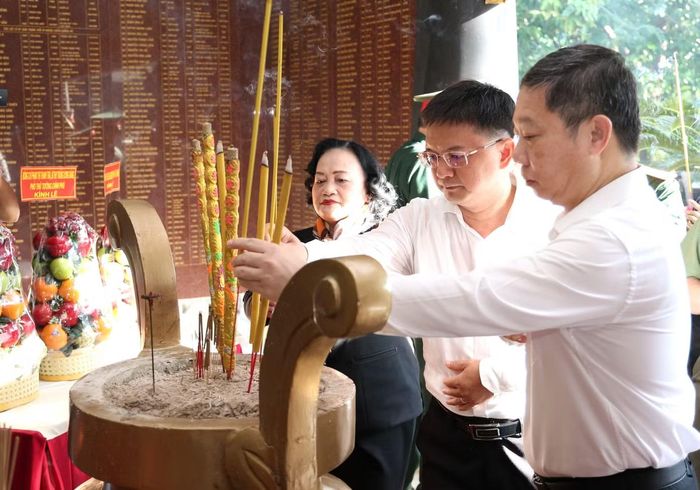 Lãnh đạo TPHCM dâng hương tưởng niệm các Anh hùng liệt sĩ.