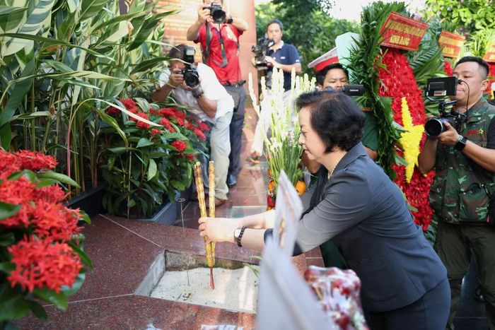 Phó Thủ tướng Phạm Thị Thanh Trà dâng hương cố Tổng Bí thư Trần Phú.