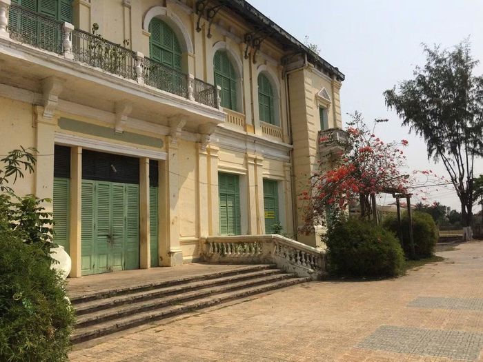 Dinh tỉnh trưởng Gò Công lúc chưa trùng tu. Ảnh: TẤN CƯ