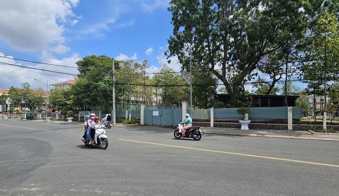 Dinh tỉnh trưởng Gò Công nằm trên đường Nguyễn Văn Côn (phường Gò Công, tỉnh Đồng Tháp) rào kín. Ảnh: HÒA HỘI