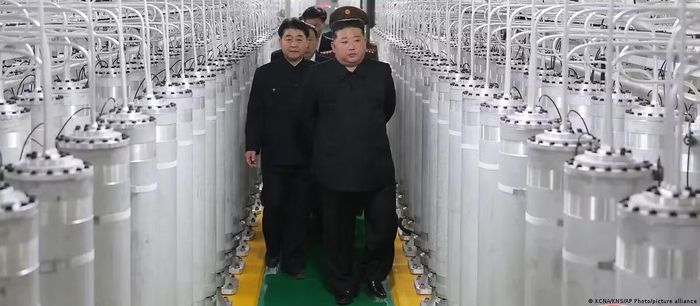  Nhà lãnh đạo Triều Tiên Kim Jong Un mới đây dự lễ khánh thành một cơ sở mới để sản xuất nhiên liệu hạt nhân. Ảnh: KCNA. 