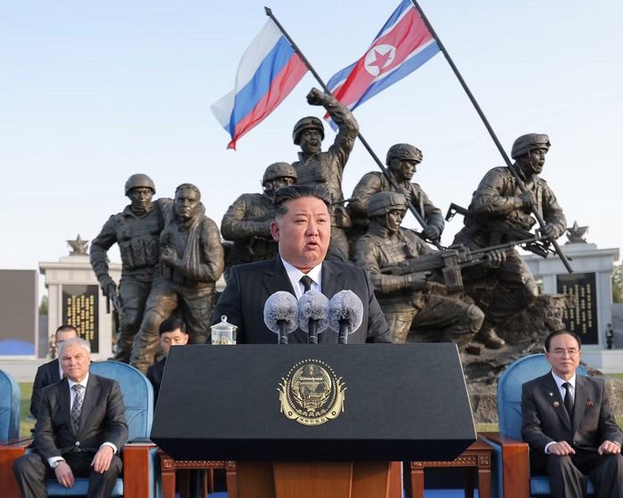 Ông Kim Jong Un hồi tháng 4/2026 phát biểu ca ngợi sự anh dũng hy sinh của binh sĩ Triều Tiên trên chiến trường Nga-Ukraine. Ảnh: KCNA.