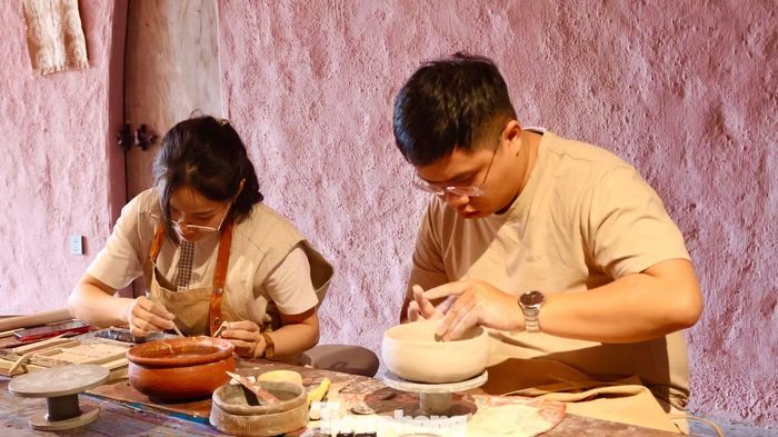 Nhưng không ai quá bận tâm chuyện thành phẩm có thật sự đẹp hay không. Bạn Nguyễn Quốc Huy (27 tuổi, phường Hải Châu) cho biết, làm trong lĩnh vực công nghệ, phần lớn thời gian của Huy gắn với màn hình và các thao tác được tối ưu gần như tuyệt đối. Chính vì thế, cảm giác phải chậm rãi sửa từng khối đất sét khiến bạn thấy lạ. “Ở đây không có nút undo, sai phải chỉnh lại từng chút một, nhưng được sửa theo ý mình, muốn sửa thế nào cũng được”, Huy nói. Ảnh: Hương Quỳnh