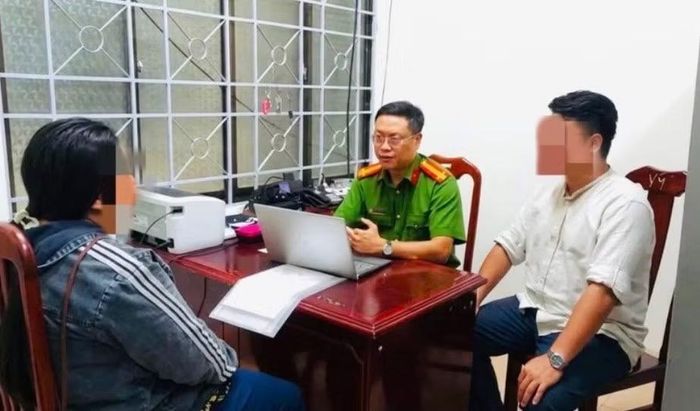Bà Th. và ông D. tại cơ quan công an