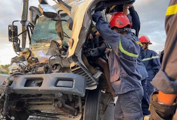 Chiếc xe phần đầu bị biến dạng hoàn toàn.