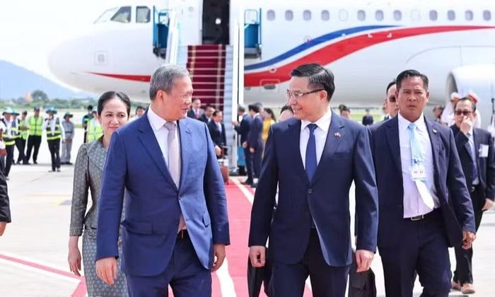 Bộ trưởng Bộ Công Thương Lê Mạnh Hùng đón Thủ tướng Campuchia Samdech Moha Borvor Thipadei Hun Manet tại Sân bay quốc tế Nội Bài (Hà Nội). (Ảnh: Minh Đức/TTXVN)