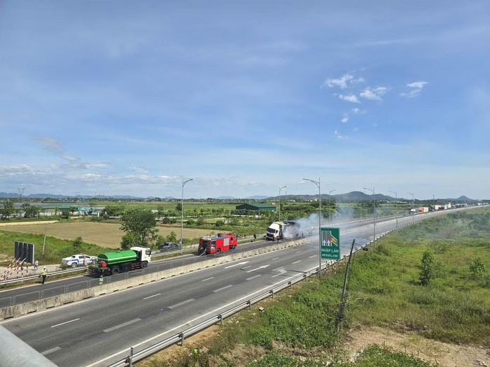 Phương tiện lưu thông trên cao tốc bị ảnh hưởng do vụ cháy.