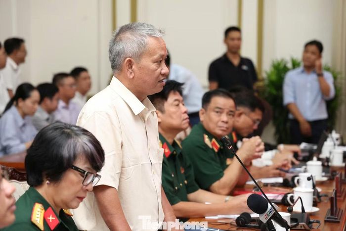 Kiến trúc sư Nguyễn Xuân Thắng - đại diện nhóm nghiên cứu hỗn hợp Việt Nam - Hoa Kỳ trình bày tại hội thảo. Ảnh: Ngô Tùng.