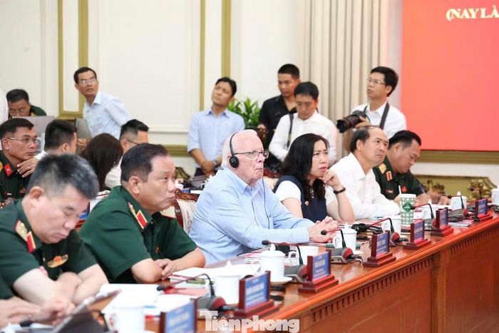 Ông Robert A. Conner - cựu binh Mỹ (hàng đầu, người đeo tai nghe) tham dự hội thảo. Ảnh: Ngô Tùng.