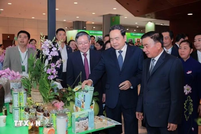 Chủ tịch Quốc hội Trần Thanh Mẫn và Thường trực Ban Bí thư Trần Cẩm Tú tham quan các gian hàng trưng bày nông sản tại Đại hội. (Ảnh:TTXVN)