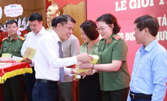 Ban tổ chức đã trao tặng sách cho lãnh đạo các ban, bộ, ngành Trung ương và các đại biểu tham dự chương trình.