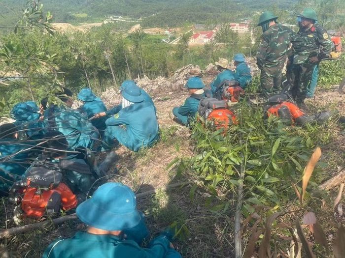 Lực lượng chức năng đang túc trực để đề phòng đám cháy bùng phát trở lại do nắng nóng.