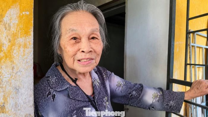 Nhiều năm sống trong khu chung cư xuống cấp, bà Đinh Thị Tý (85 tuổi, cư dân tòa C3) cho biết người dân luôn thấp thỏm lo lắng mỗi khi mùa mưa bão đến và mong dự án sớm hoàn thành để được di dời đến nơi ở an toàn hơn.