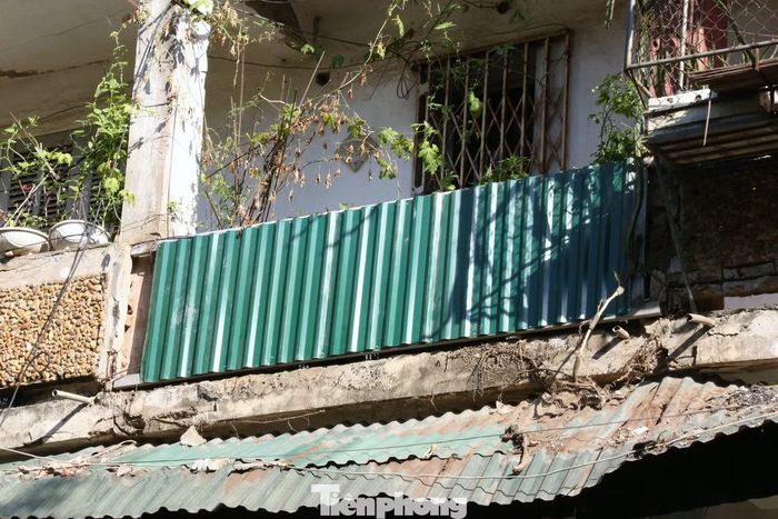 Cách đây vài ngày, lan can tòa C3 bị rơi xuống trong đêm khiến người dân lo lắng. Trước thực trạng này, UBND phường Thành Vinh đã có văn bản kiến nghị chủ đầu tư đẩy nhanh tiến độ xây dựng các khu tái định cư để sớm di dời người dân khỏi các công trình nguy hiểm. Trong thời gian chưa thể hoàn thành tái định cư, địa phương đề nghị chủ đầu tư có biện pháp gia cố các khu nhà cũ nhằm giảm thiểu rủi ro cho cư dân.