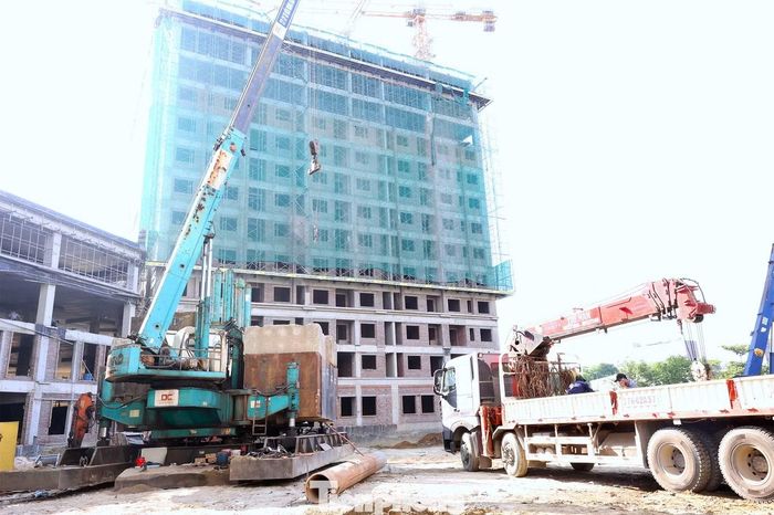  Theo Sở Xây dựng Nghệ An, tiến độ thực hiện dự án chưa đáp ứng các cam kết mà chủ đầu tư đã báo cáo với UBND tỉnh. Cụ thể, tòa CT3A theo cam kết phải hoàn thành và đưa vào sử dụng trong quý I/2026 nhưng đến nay vẫn chưa hoàn thiện. Đối với CT3B, mục tiêu hoàn thành kết cấu tầng 22 vào cuối quý II/2026 cũng đang chậm đáng kể khi công trình mới thi công đến tầng 14. Việc chậm hoàn thành các tòa nhà tái định cư đã ảnh hưởng trực tiếp đến kế hoạch di dời dân cư, làm kéo dài thời gian giải phóng mặt bằng, phá dỡ các khu chung cư cũ và triển khai những hạng mục tiếp theo của toàn dự án. 