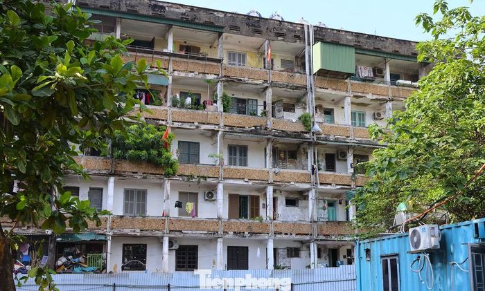 Trên địa bàn phường Thành Vinh hiện có 22 khối nhà chung cư cũ được xây dựng trong giai đoạn 1976-1982. Đến nay, phần lớn công trình đều đã xuống cấp nghiêm trọng và cần được cải tạo, xây dựng lại. Trong khi công tác tái định cư tại Khu A và Khu B chung cư Quang Trung cơ bản hoàn thành, tiến độ tại Khu C vẫn là điểm nghẽn lớn cần sớm được tháo gỡ.