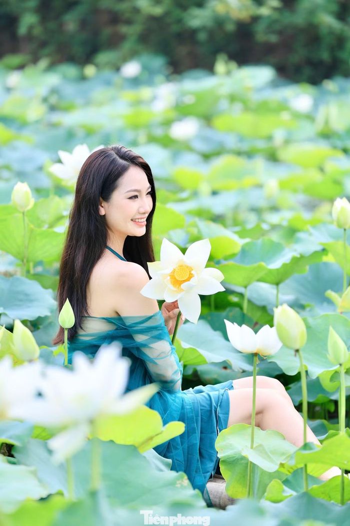 Giữa không gian thanh bình của đầm sen, nhiều bạn trẻ chụp ảnh đẹp để lưu giữ mùa sen năm nay.