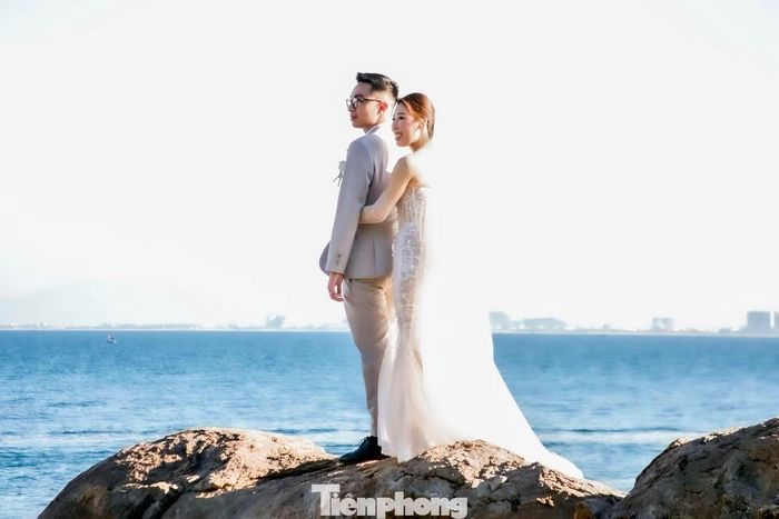 Cặp đôi lựa chọn khu vực ghềnh đá dưới chân bán đảo Sơn Trà làm địa điểm chụp ảnh cưới, lưu giữ những khoảnh khắc ý nghĩa.
