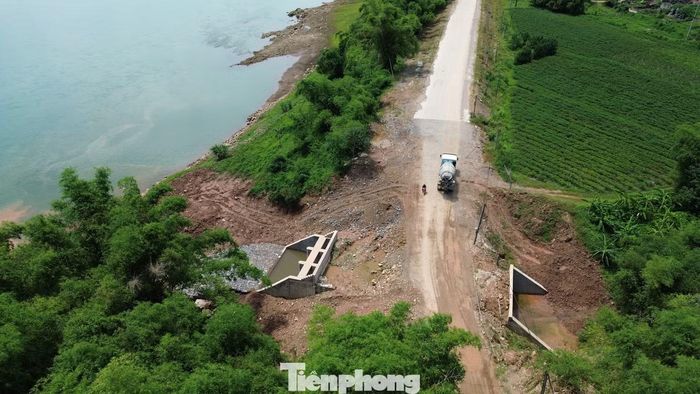 Dự án cấp bách đê ngăn lũ chống ngập úng Pheo - Chẹ có tổng mức đầu tư gần 600 tỷ đồng. Công trình do Ban Quản lý dự án khu vực Hòa Bình, tỉnh Phú Thọ. Dự án có quy mô cải tạo, nâng cấp toàn diện tuyến đê kết hợp đường giao thông với chiều dài gần 16 km, nối quốc lộ 6, phường Kỳ Sơn đến xã Thịnh Minh (vị trí giáp ranh với TP. Hà Nội).