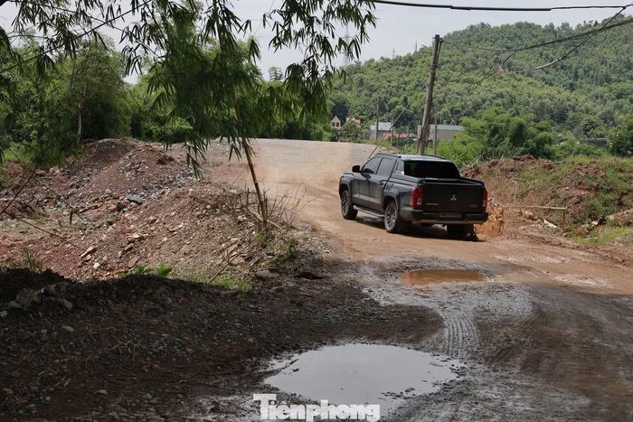  Mặt đường nham nhở đất đá, mưa xuống là biến thành những vũng bùn lầy trơn trượt, tiềm ẩn nguy cơ xảy ra tai nạn giao thông. 