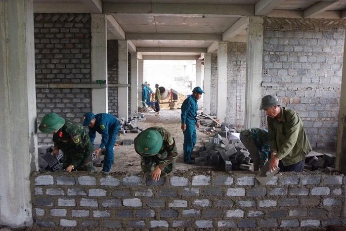 Những người lính thay vì cầm súng họ cầm bay, cầm xoa để xây trường cho các em nhỏ vùng biên.