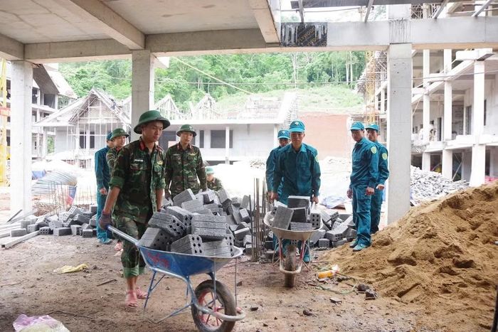 Lực lượng quân đội đảm nhiệm nhiều phần việc tại công trường.