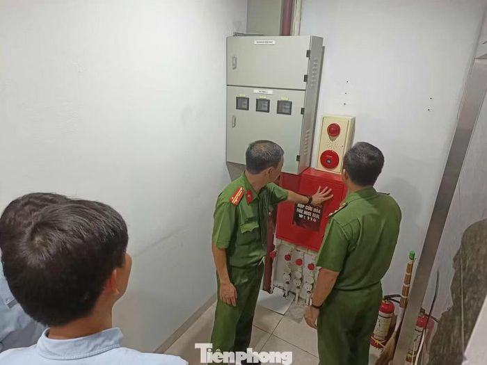 Cảnh sát kiểm tra an toàn PCCC tại nhà cho thuê.