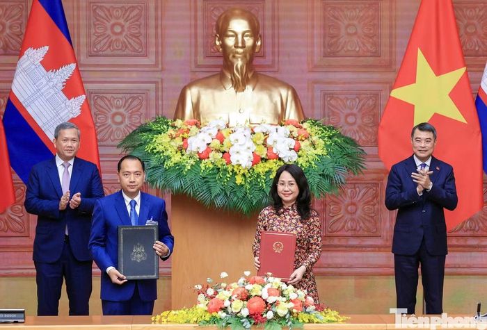 Hai Thủ tướng chứng kiến lễ trao kế hoạch hợp tác trong lĩnh vực thông tin. Ảnh: Như Ý
