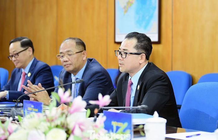 Ông Chrun Theravat trao đổi tại chương trình. Ảnh: Xuân Tùng