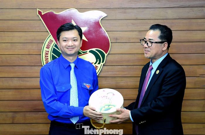 Bí thư thường trực T.Ư Đoàn Nguyễn Minh Triết tặng quà lưu niệm đoàn công tác Ban Thanh niên T.Ư Đảng Nhân dân Campuchia. Ảnh: Xuân Tùng