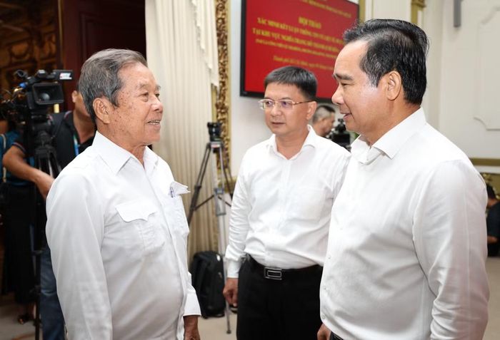 Chủ tịch UBND TPHCM Nguyễn Văn Được thăm hỏi, cám ơn các chuyên gia, nhân chứng lịch sử. Ảnh: Ngô Tùng.