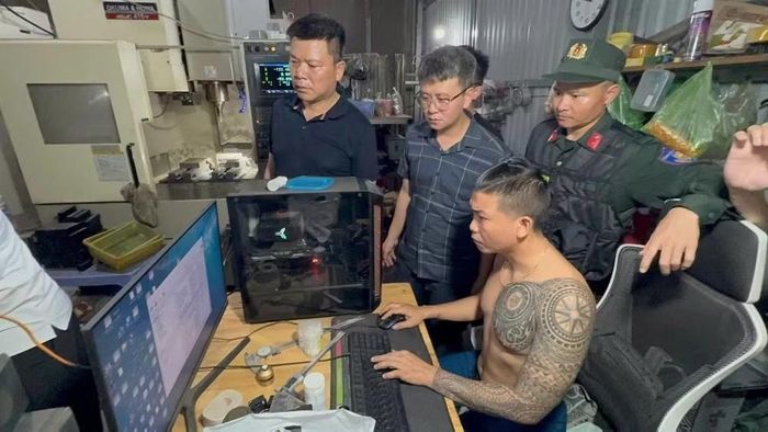 Đối tượng Vũ Mạnh Quyết (TP Đồng Nai) đã thuê mặt bằng, đầu tư hệ thống máy phay CNC, máy tiện CNC để tổ chức sản xuất các bộ phận, linh kiện cấu thành súng hơi nén.