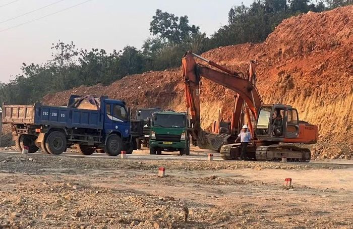 Khu vực quả đồi bị khai thác đất trái phép.