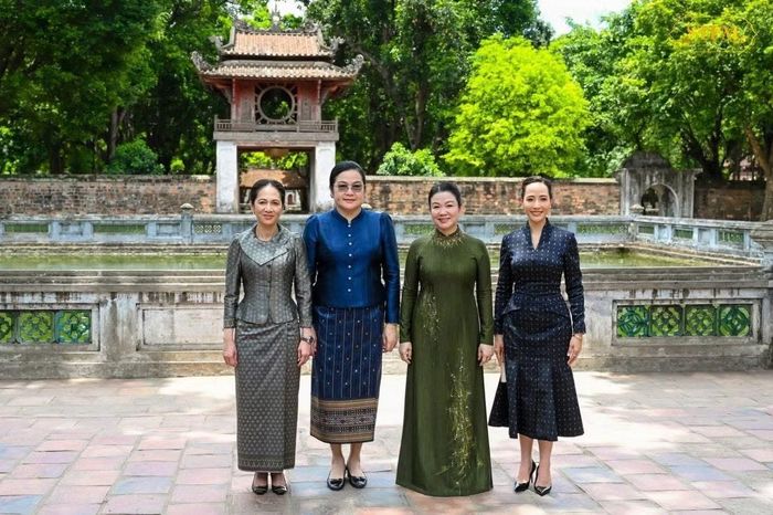 Bốn Phu nhân chụp ảnh chung trong Văn Miếu - Quốc Tử Giám