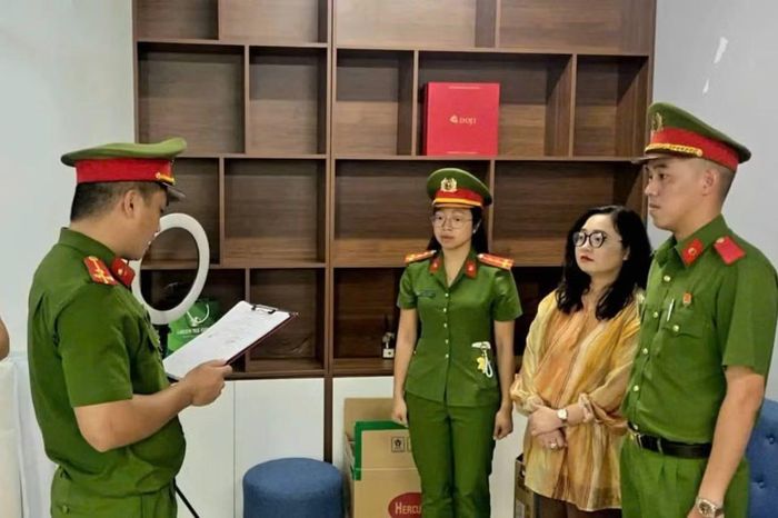 Công an tống đạt quyết định khởi tố bị can đối với Lê Thị Oanh về hành vi “Lừa đảo chiếm đoạt tài sản”. Ảnh CA