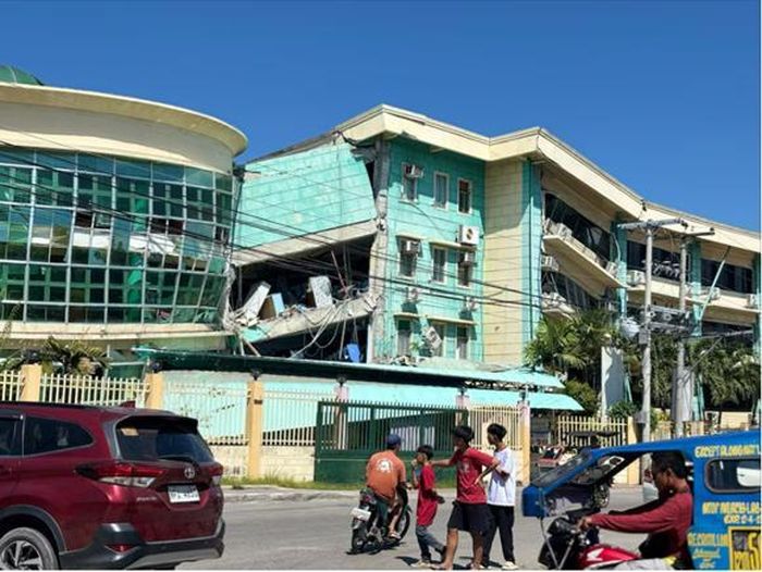 Tình trạng mất điện đã được ghi nhận và người dân được khuyến cáo di chuyển đến khu vực cao hơn. (Ảnh: Reuters)