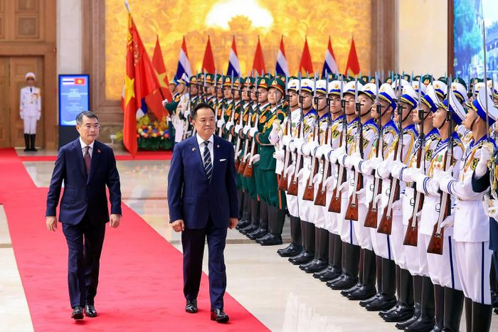 Lãnh đạo hai nước cùng duyệt đội danh dự.