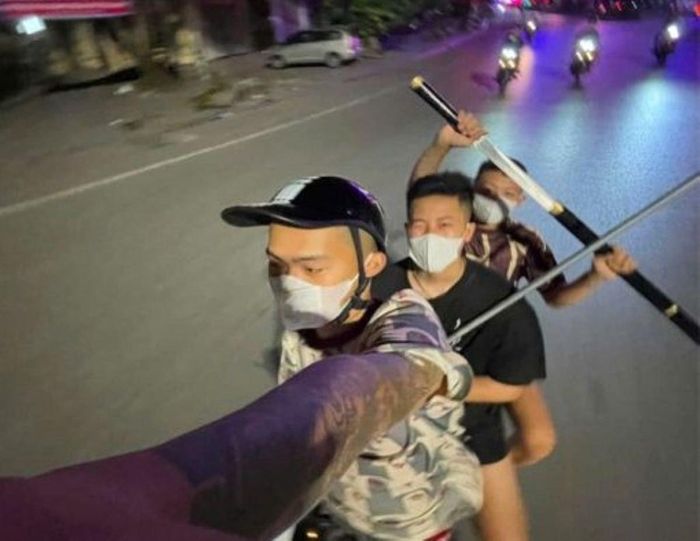 Khoe hàng nóng trên mạng xã hội