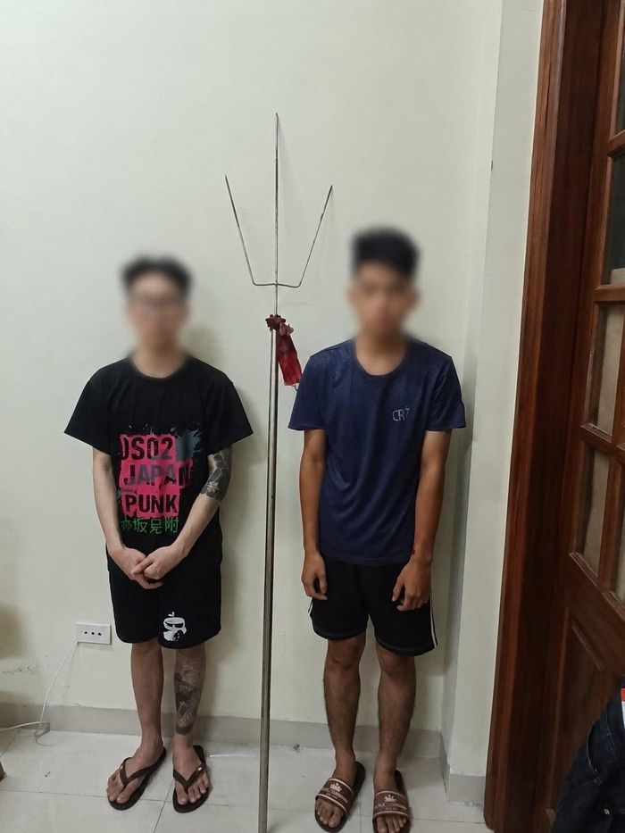 Hai đối tượng mang hung khí nguy hiểm bị lực lượng chức năng khống chế.