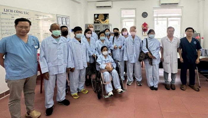 Đoàn khách chụp ảnh cùng các bác sĩ Khoa Thận nhân tạo - Lọc máu (Bệnh viện C Đà Nẵng).