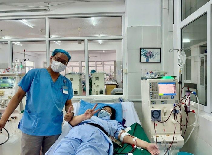 BSCKII Nguyễn Anh Tuấn, Trưởng khoa Thận nhân tạo - Lọc máu, Bệnh viện C Đà Nẵng thăm, động viên du khách lọc máu.