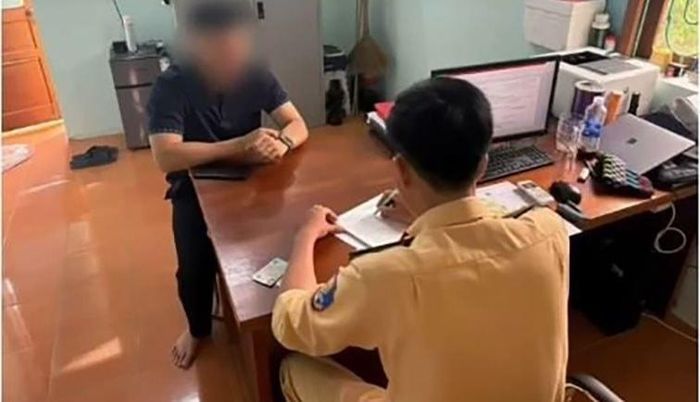 Cảnh sát giao thông xử lý vi phạm của tài xế quay đầu xe trên cao tốc.