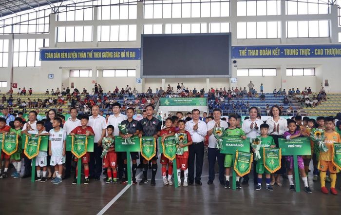 Lãnh đạo TP. Hải Phòng và Ban Tổ chức tặng cờ lưu niệm các đội bóng.