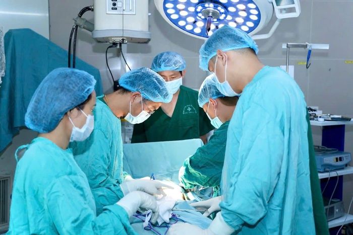 Bệnh viện Đa khoa tỉnh Ninh Bình kích hoạt “báo động đỏ” nội viện, cứu sống một du khách nước ngoài bị đa chấn thương nguy kịch sau tai nạn giao thông. (Ảnh: BVCC)