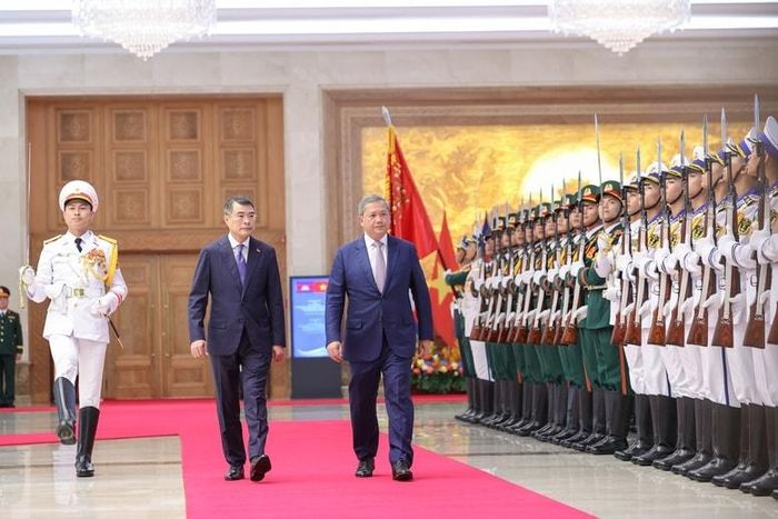 Thủ tướng Lê Minh Hưng và Thủ tướng Hun Manet duyệt Đội Danh dự Quân đội nhân dân Việt Nam. Ảnh: VGP/Nhật Bắc