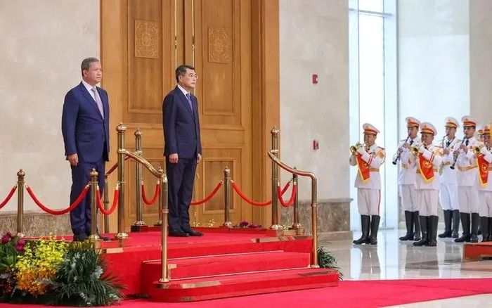 Thủ tướng Lê Minh Hưng và Thủ tướng Campuchia Hun Manet nghe Quân nhạc cử Quốc thiều hai nước. Ảnh: VGP/Nhật Bắc