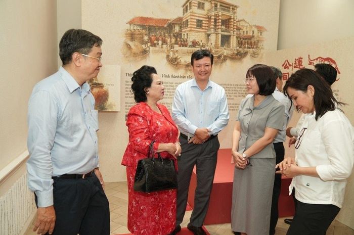 Khách tham quan nhà triển lãm hôm 6/6