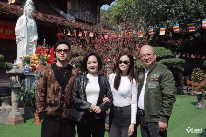 NSND Hồng Tuấn cùng vợ và 2 con. 