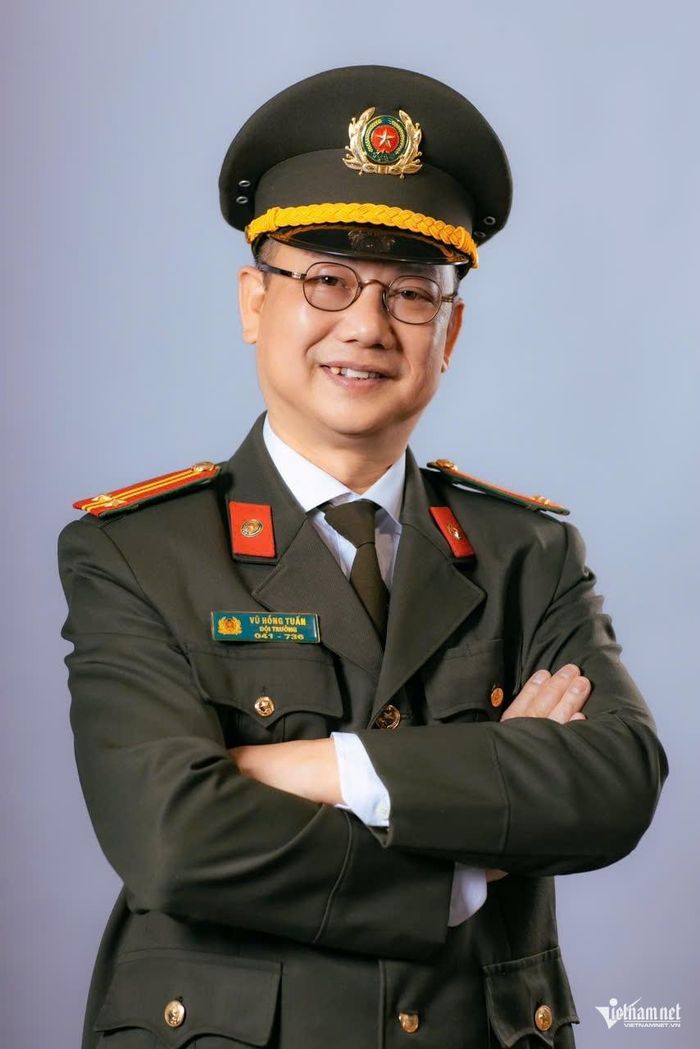NSND Hồng Tuấn hiện là Trung tá công an. 